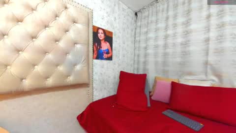 victoriaarousse online show from May 10, 2:01 pm