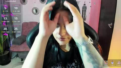 Snapshot of vio_let_ chatting on October 12, 7:23 am Daniela online show from October 12, 7:23 am
