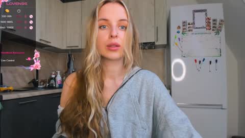 Snapshot of violet_blue_eyes chatting on February 5, 1:33 pm Violet online show from February 5, 1:33 pm