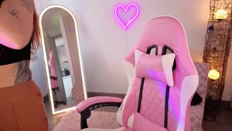 violet online show from November 26, 6:59 pm