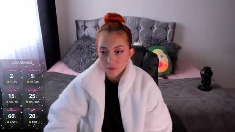 Violeta  Help me reach 150 thumbs up    online show from March 27, 9:38 pm