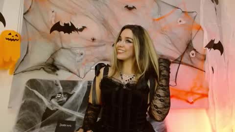 Snapshot of violetarainn chatting on October 4, 8:17 pm Violeta online show from October 4, 8:17 pm