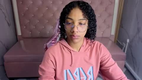 violeth_b online show from December 15, 12:45 pm