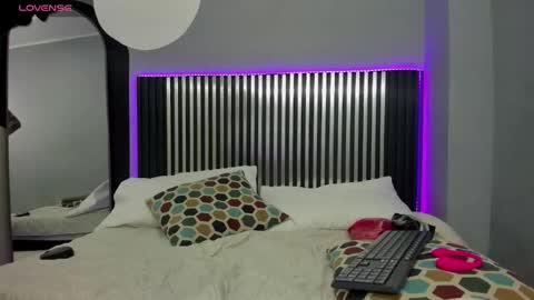 V I O L E T T E  online show from November 27, 11:56 pm