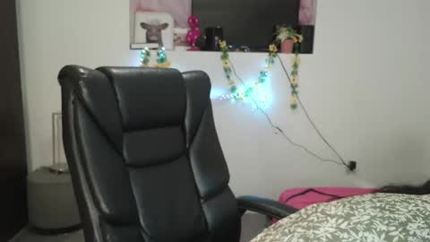 Snapshot of violettacam69 chatting on February 6, 10:14 am violettacam69 online show from February 6, 10:14 am