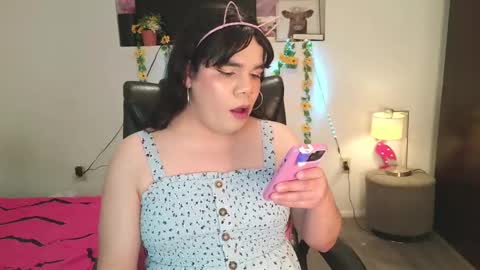 Snapshot of violettacam69 chatting on February 7, 7:29 am violettacam69 online show from February 7, 7:29 am