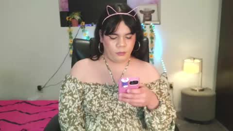 Snapshot of violettacam69 chatting on February 6, 4:25 pm violettacam69 online show from February 6, 4:25 pm