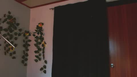 Snapshot of violette_plus chatting on December 6, 2:08 am Call me valeria online show from December 6, 2:08 am