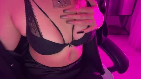 viva_lovee online show from June 14, 8:33 pm