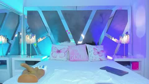 Vivian Monroe online show from February 13, 12:30 pm