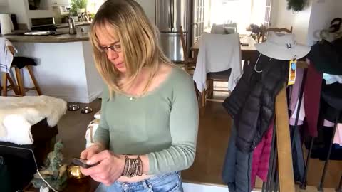 Vivlove online show from April 18, 5:37 pm