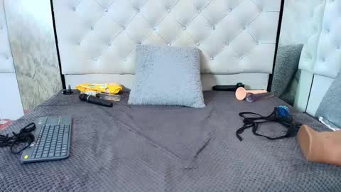 VivianRose online show from March 1, 5:11 am