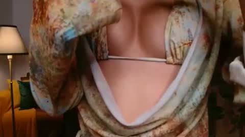 Vivienne online show from April 17, 10:01 pm