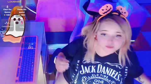 Snapshot of waifumochi_chan chatting on October 17, 4:05 am online show from October 17, 4:05 am