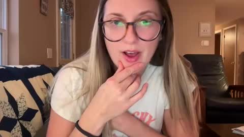 Snapshot of wanderlustjade chatting on December 4, 11:08 pm Jade  Adonis online show from December 4, 11:08 pm