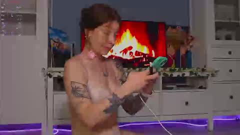 Snapshot of weed_princesss chatting on September 16, 2:09 pm moon online show from September 16, 2:09 pm