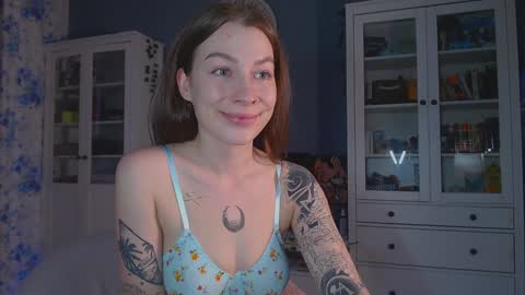 Snapshot of weed_princesss chatting on February 1, 12:47 pm moon online show from February 1, 12:47 pm