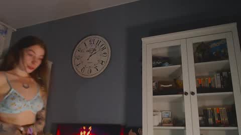 Snapshot of weed_princesss chatting on February 11, 3:18 pm moon online show from February 11, 3:18 pm