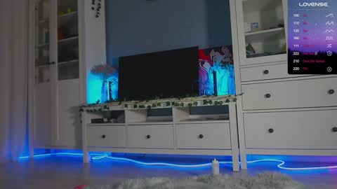 Snapshot of weed_princesss chatting on December 18, 3:55 pm moon online show from December 18, 3:55 pm