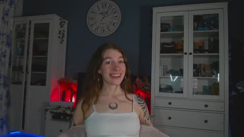 Snapshot of weed_princesss chatting on February 5, 2:59 pm moon online show from February 5, 2:59 pm