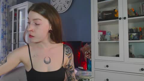 Snapshot of weed_princesss chatting on March 12, 1:19 pm moon online show from March 12, 1:19 pm