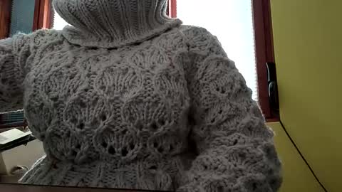 whitesweater online show from November 26, 7:49 am