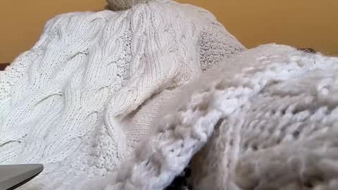 whitesweater online show from March 18, 7:14 am