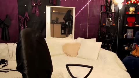 Snapshot of wicked_hilde chatting on October 9, 8:09 am Milf Amy online show from October 9, 8:09 am