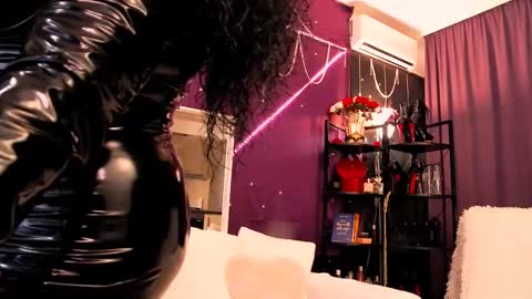 Snapshot of wicked_hilde chatting on September 11, 5:09 am Milf Amy online show from September 11, 5:09 am