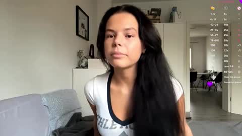 Mia online show from November 19, 8:02 am