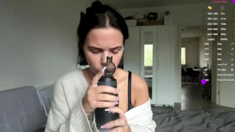 Mia online show from January 15, 8:01 am