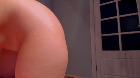 Snapshot of xbetty_coyx chatting on December 3, 7:17 pm Betty online show from December 3, 7:17 pm