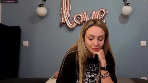 Snapshot of xsexycouples chatting on February 25, 3:31 am AnnaMaee online show from February 25, 3:31 am