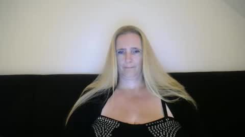 Nikkie online show from October 31, 9:26 pm