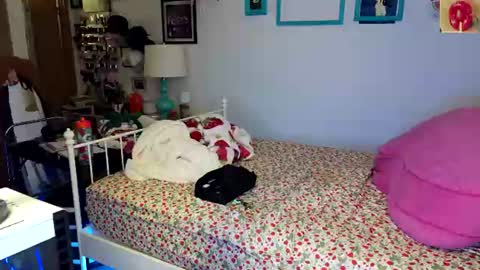 Strawberry Jane online show from June 16, 5:44 am