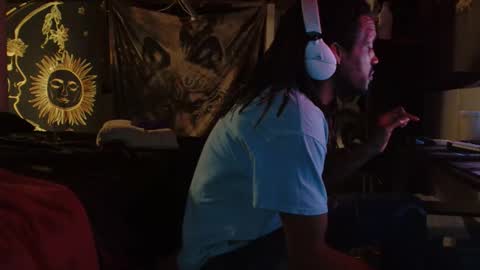 xxxjrstrokesxxx online show from December 18, 2:40 am