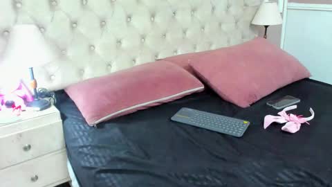 yiyisandoval online show from December 4, 11:04 pm