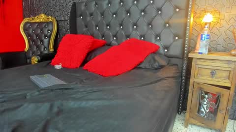 yiyisandoval online show from September 27, 3:43 pm