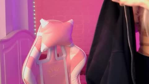 Snapshot of your___barbie chatting on February 10, 7:17 pm Barbie online show from February 10, 7:17 pm