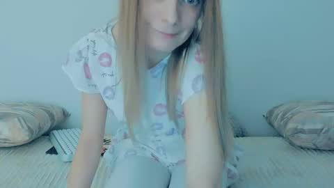 Snapshot of your_caramelka chatting on September 16, 11:23 am Lily online show from September 16, 11:23 am