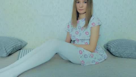 Snapshot of your_caramelka chatting on February 27, 11:28 am Lily online show from February 27, 11:28 am
