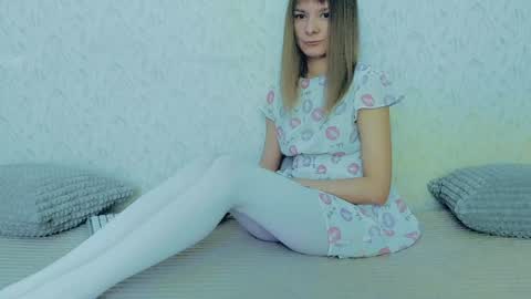 Snapshot of your_caramelka chatting on February 4, 7:40 am Lily online show from February 4, 7:40 am