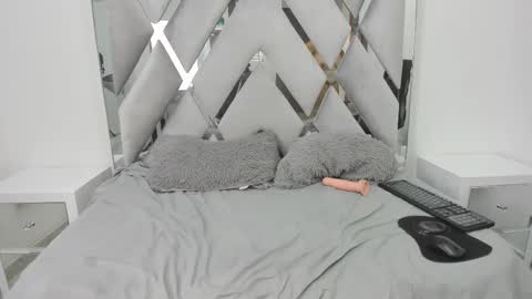 your_lady_milf online show from February 25, 7:06 pm