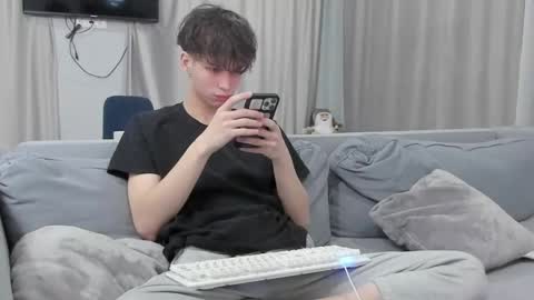Snapshot of your_shy_guy chatting on February 18, 6:37 pm your_shy_guy online show from February 18, 6:37 pm