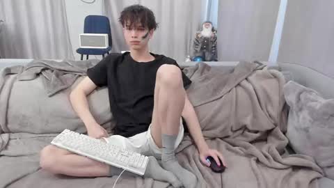 Snapshot of your_shy_guy chatting on March 7, 6:24 am your_shy_guy online show from March 7, 6:24 am
