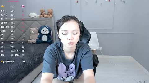 yunleah online show from December 17, 2:24 pm