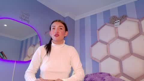 yvi online show from April 7, 12:40 pm