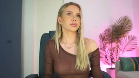 yvonna_ online show from May 24, 1:17 pm