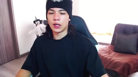 Snapshot of zackss_player chatting on October 27, 3:23 pm zackss_player online show from October 27, 3:23 pm