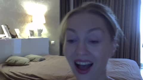 Snapshot of zarinaswift chatting on October 22, 4:26 am Zarina Swift online show from October 22, 4:26 am